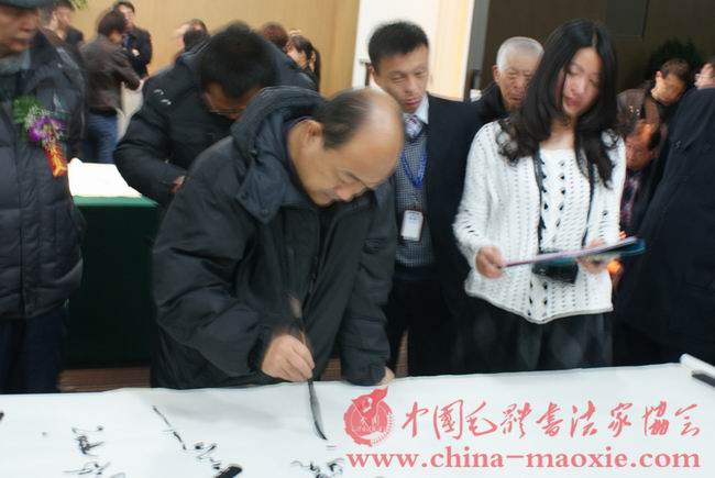 中国毛体书法家协会副会长章国明书写现场