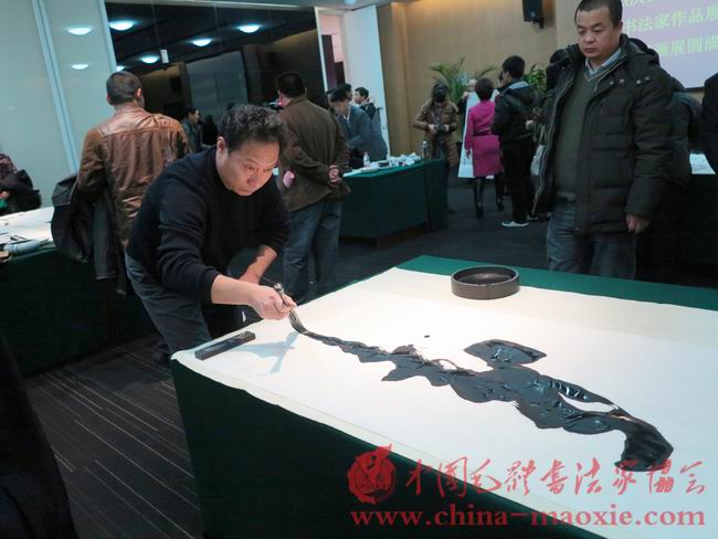 中国毛体书法家协会副会长张峰书写现场