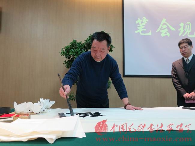 中国毛体书法家协会副会长马二增书写现场