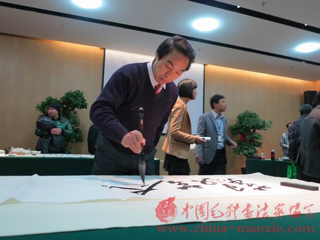 中国毛体书法家协会副会长杨广生书写现场