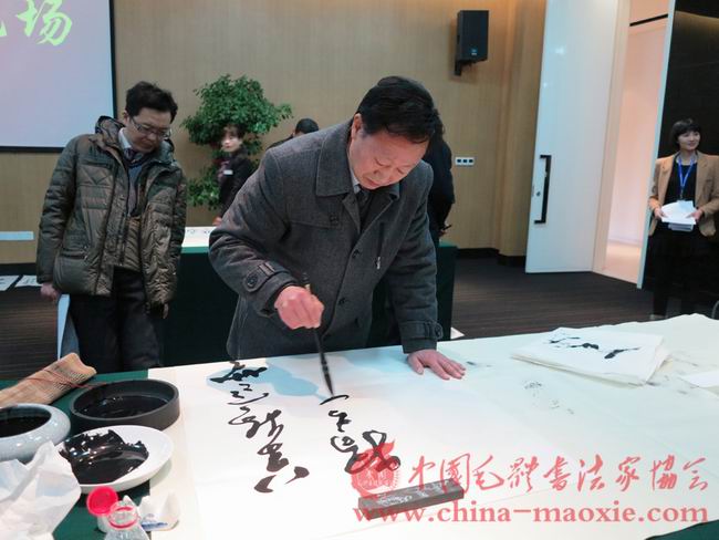 中国毛体书法家协会副会长谷广联书写现场
