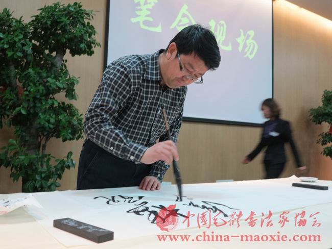 中国毛体书法家协会兴和红色书画创作基地主任张隽平书写现场