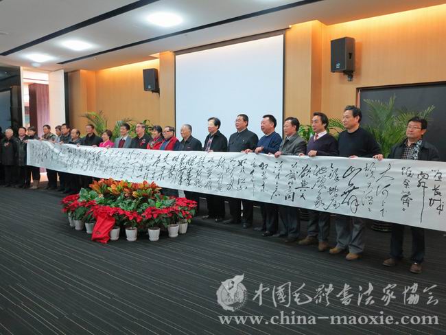 书法家展示现场书写的长卷作品《沁园春·雪》
