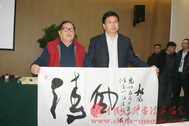 中国毛体书法家协会顾问贾松阳和中共廊坊市委副书记冯韶慧合影