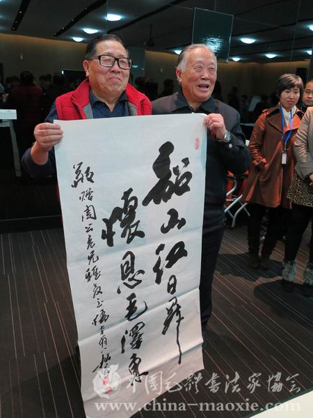 中国毛体书法家协会顾问贾松阳和顾问周福明合影