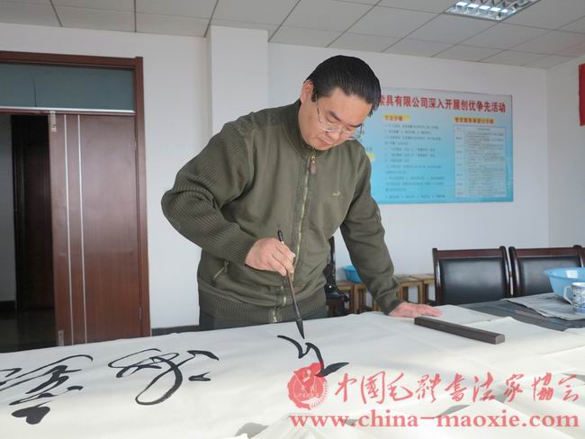 中国毛体书法家协会副会长兼秘书长孔维阳书写现场
