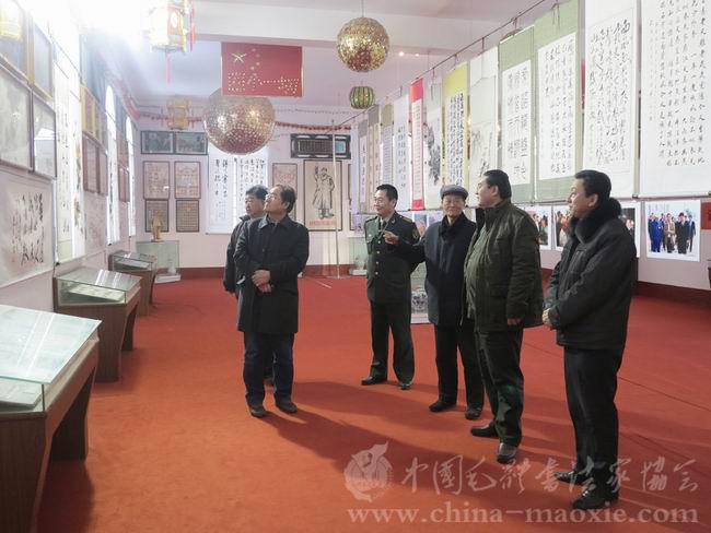 中国毛体书法家协会参观山东省邹城市毛泽东主席像章陈列馆
