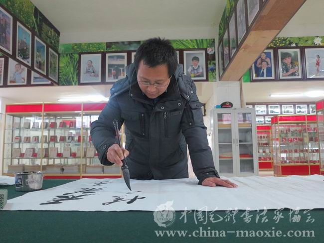 中国毛体书法家协会常务理事谷建林书写现场