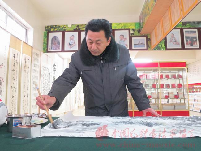 中国毛体书法家协会会员赵恩海书画现场