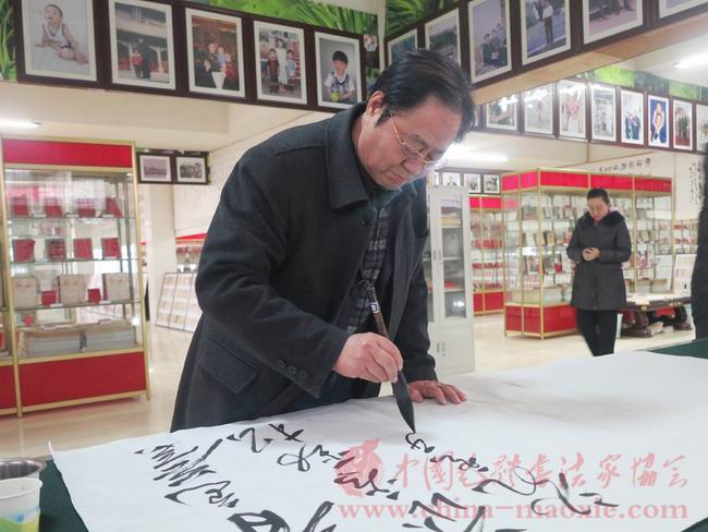 毛体书法家崔金言书写现场