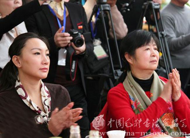 毛主席亲属毛小青（右）、刘滨在纪念活动现场