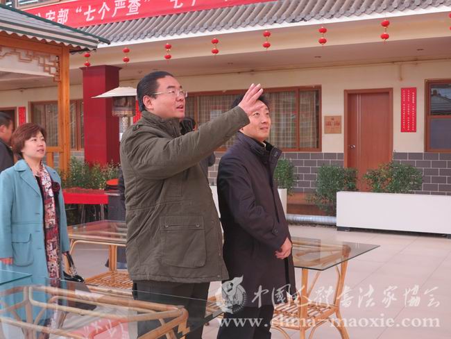 中国毛体书法家协会副会长兼秘书长孔维阳与荣誉会长李怀璋观看主席照片
