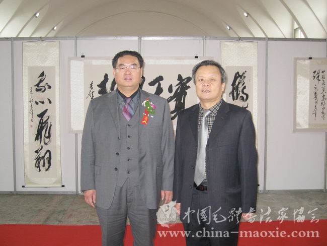 中国毛体书法家协会副会长兼秘书长孔维阳与副会长李辉