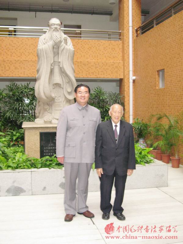 中国毛体书法家协会副会长兼秘书长孔维阳和澳门教业中学校长尹君乐先生合影