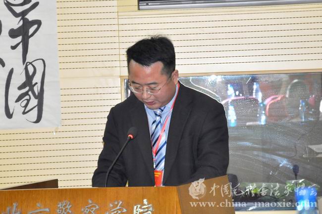 中国毛体书法家协会法律顾问侯安春宣读理事会决议