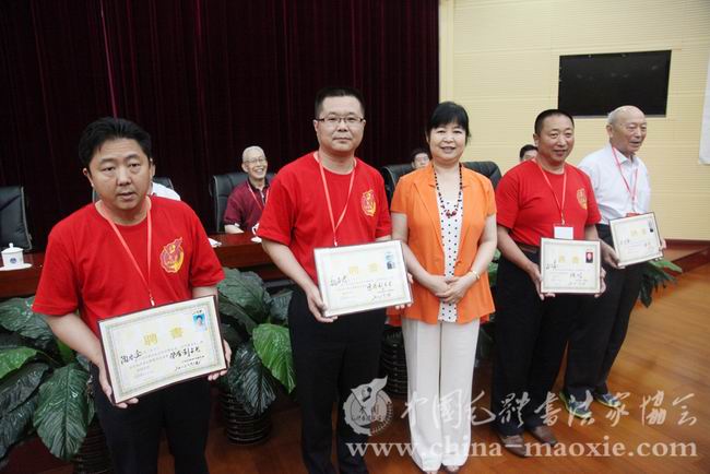中国毛体书法家协会名誉会长毛小青为顾问、荣誉副会长颁发聘书