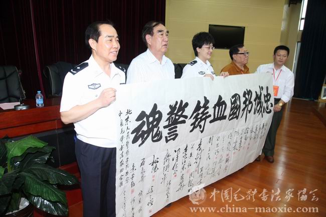 景学勤会长书法作品“忠诚帮国 血铸警魂”赠北京警察学院