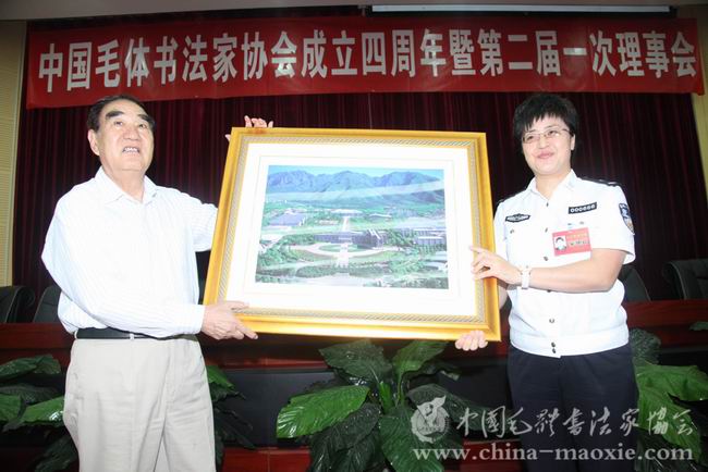 北京警察学院院长柴艳茹回赠景学勤会长学院“鸟瞰图”