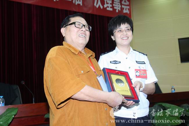 北京警察学院院长柴艳茹回赠贾松阳顾问院徽