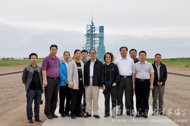 中国酒泉卫星发射中心发射塔前合影