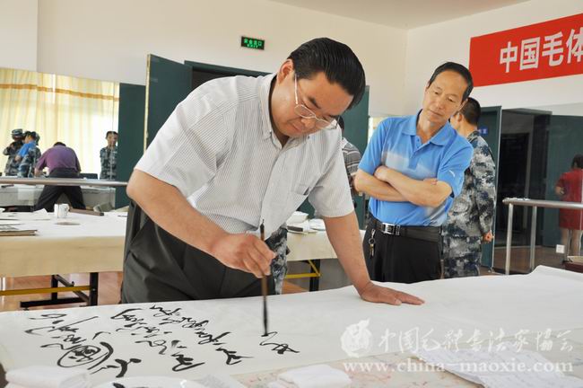 副会长兼秘书长孔维阳书写现场