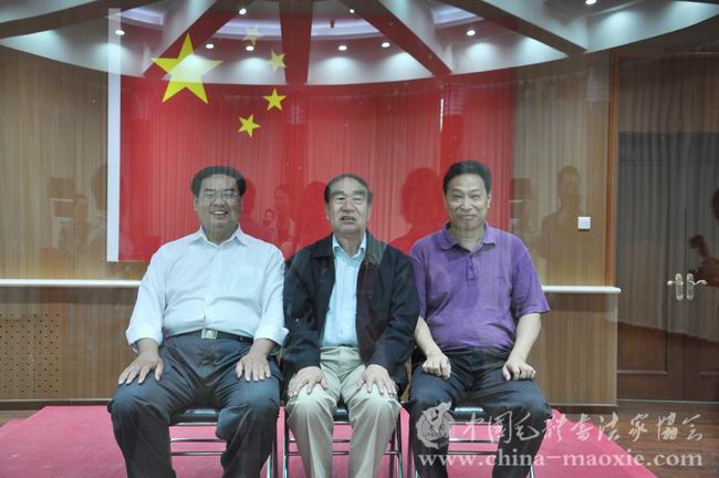 景学勤（中）、孔维阳（左）、张峰在酒泉发射中心“问天阁”合影留念