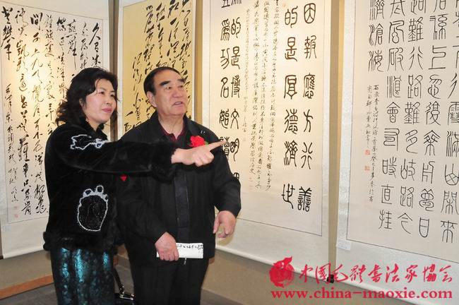 中国毛体书法家协会会长景学勤参观展览