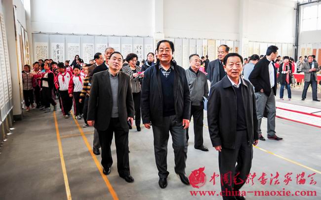 陪同潍坊市领导参观书法展