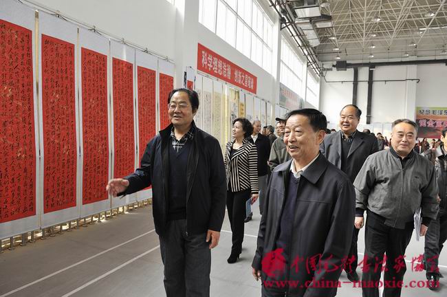 陪同潍坊市领导参观书法作品展